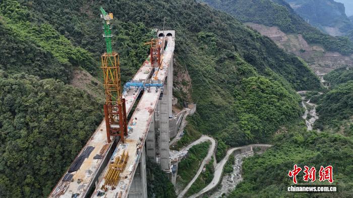 135米高空精准合龙！四川宜攀高速锦屏特大桥创施工新纪录