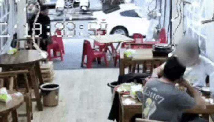 云南警花火锅店偶遇嫌疑人 教科书级抓捕现场曝光