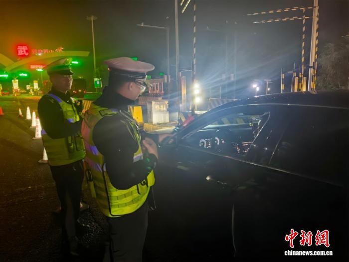 克隆路虎被查获之前,高速交警加强排查。高速交警供图