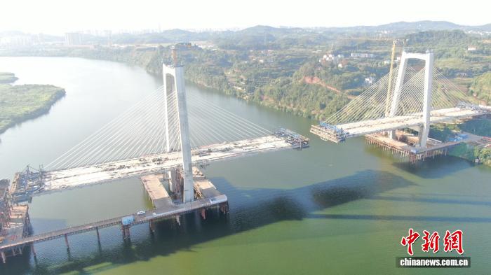 四川成南高速扩容嘉陵江特大桥合龙 预计2025年底全线通车