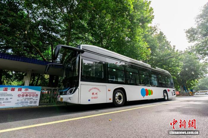 杭州无轨电车新车上线 穿越时光重现城市记忆