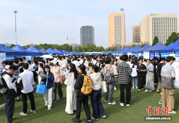 重庆举办2026届毕业生秋季双选会 提供3万+优质岗位