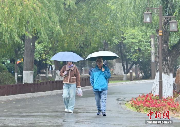 吉林长春市民穿冬装出行