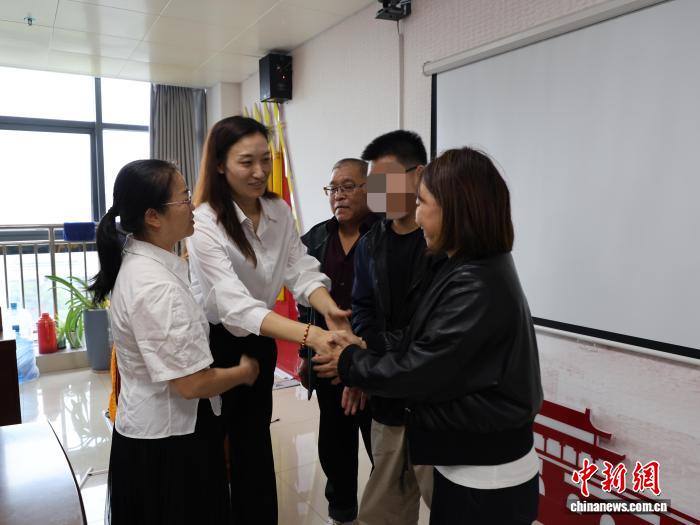 湖南一高校上演师生接力爱心捐款  助学子病愈回归校园