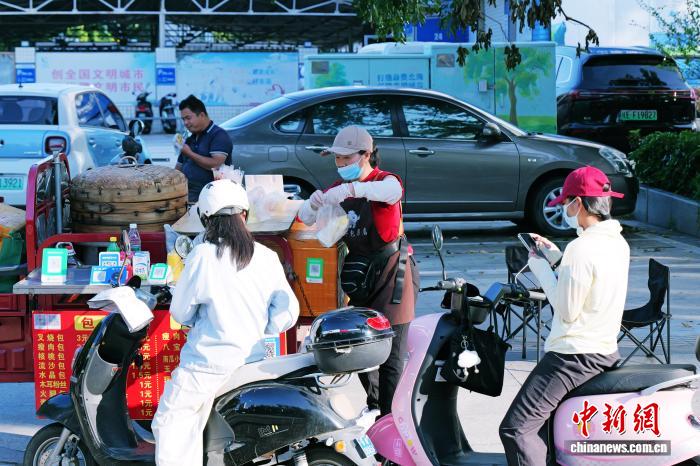 广西北海“潮汐摊点”创新模式：流动摊贩规范经营新路径