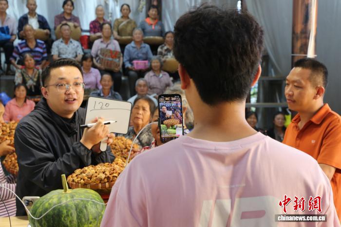 云南保山：村播新风尚，手机直播引领乡村振兴新潮流