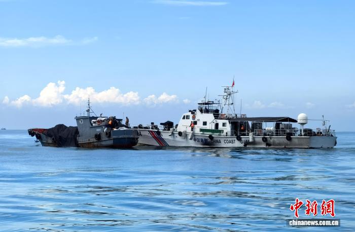 福建漳州海警24小时连破两起海上走私大案