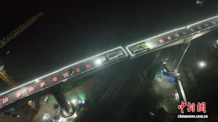 西十高铁西南联络线跨陇海铁路连续梁成功转体