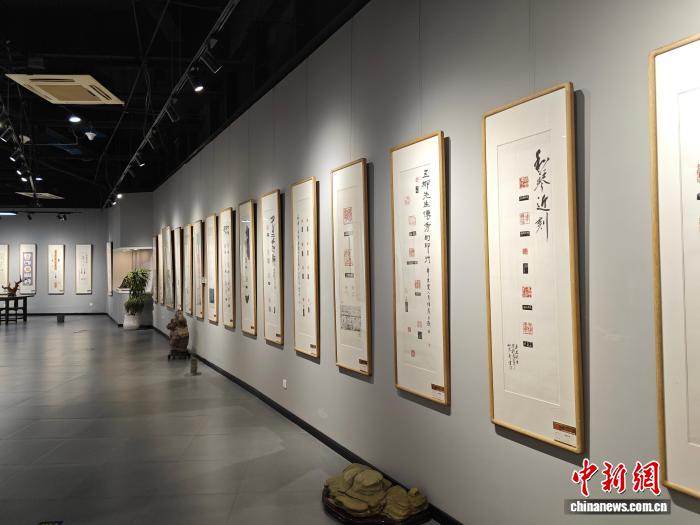本次展览展出中日韩三国100位篆刻名家的200件作品