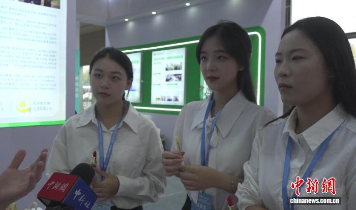中药口红展示现场