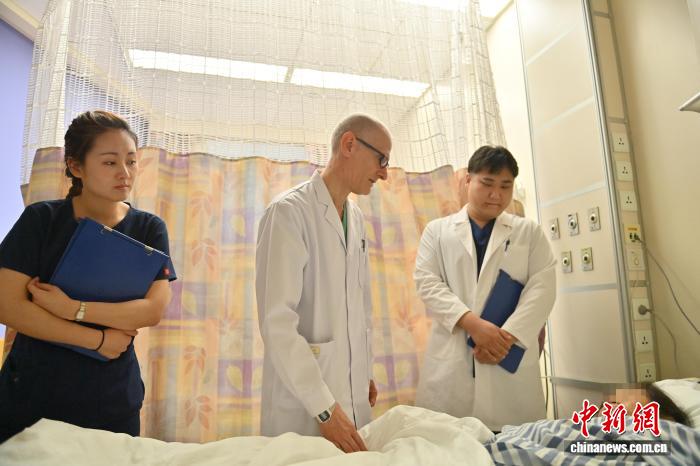 拉瓦若带医生查房