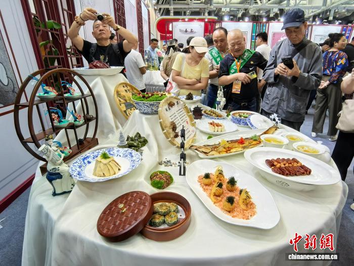 第34届中国厨师节暨2025中国厨艺与餐饮博览会在苏州举行