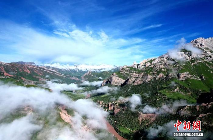 青海杂多县昂赛雪豹小镇：生态文旅融合的典范之作