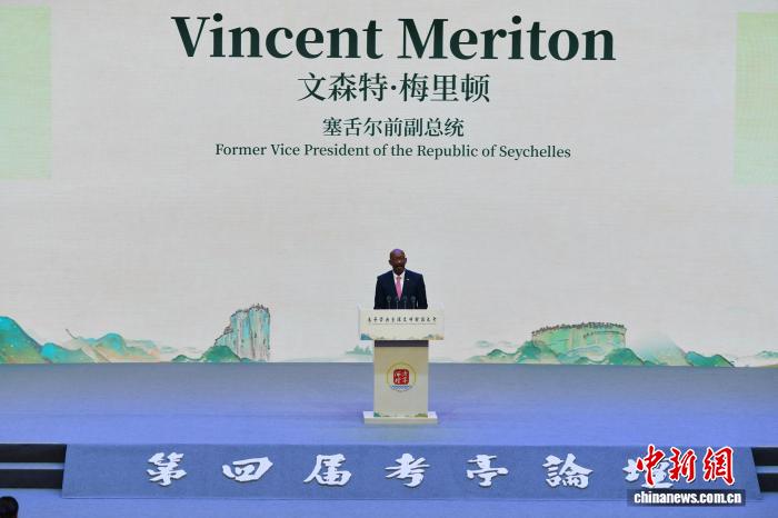 文森特·梅里顿在朱子学与全球文明对话大会上发表主旨报告