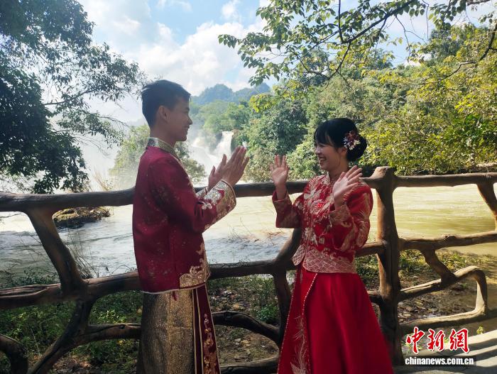 中越新人在婚礼上互动