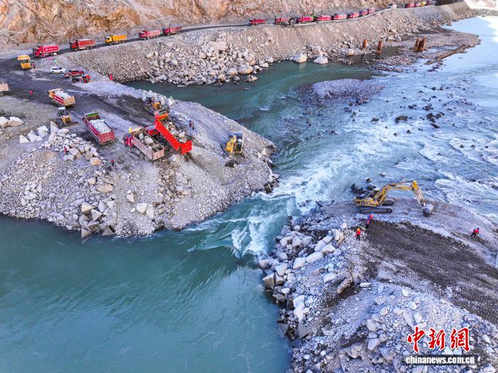 金沙江上游昌波水电站成功实现大江截流