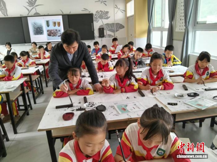 民进中央开明画院讲师团在七星关区授课