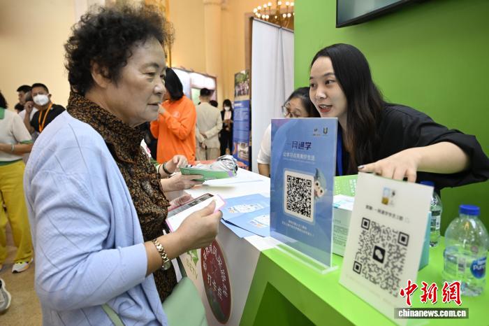 观众在上海开放大学展区了解‘一网通学’平台