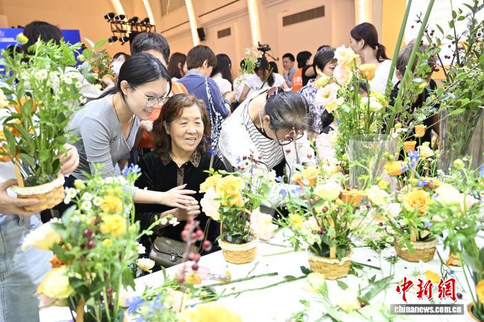 观众体验上海老年大学花艺课程
