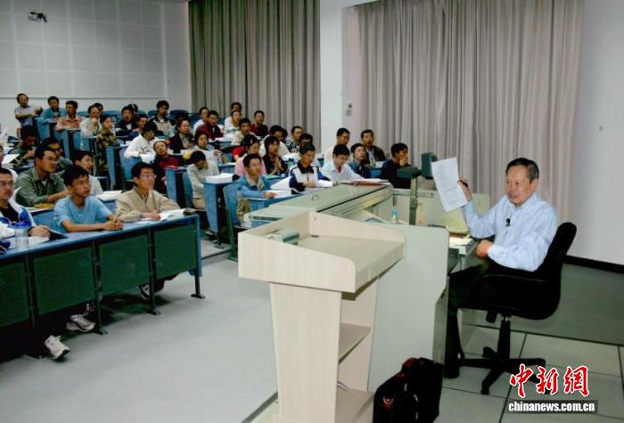 杨振宁在清华大学授课