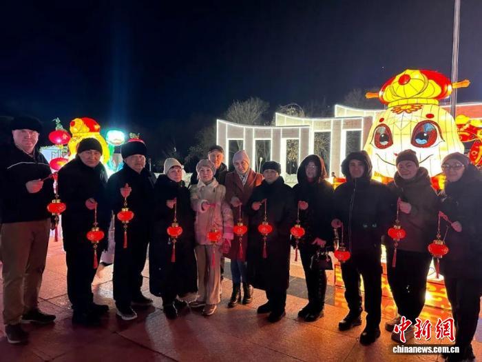 哈萨克斯坦游客在新疆塔城市文化广场游园庆中国传统节日元宵节
