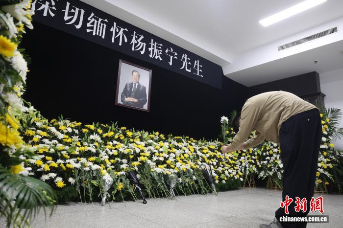 清华学子在缅怀室吊唁