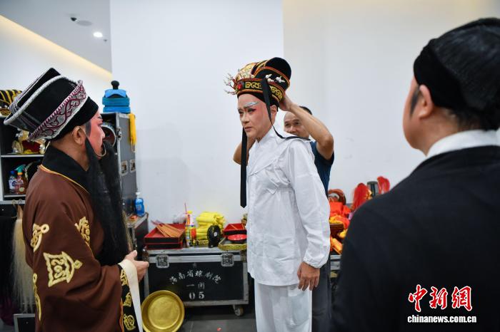 新加坡海南协会琼剧团团员穿戴戏服