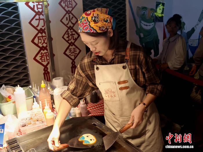 卡通煎饼摊主理人曾雅鑫在制作煎饼