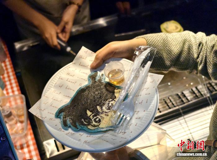 成都网红卡通煎饼摊主理人：用煎饼绘制艺术，传递创作快乐