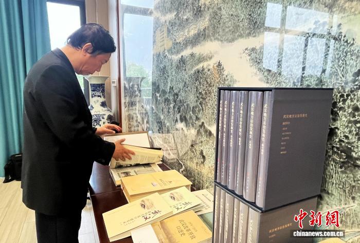 与会嘉宾翻阅江汉大学城市研究中心学术著作