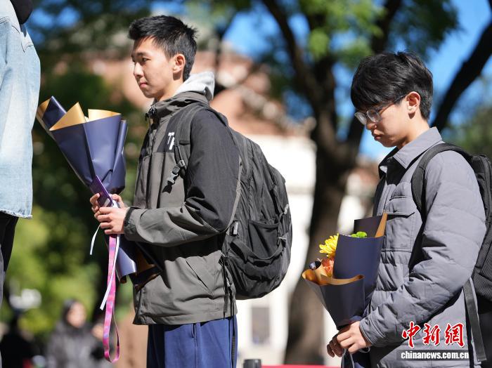 人们排队等候进入杨振宁先生缅怀室