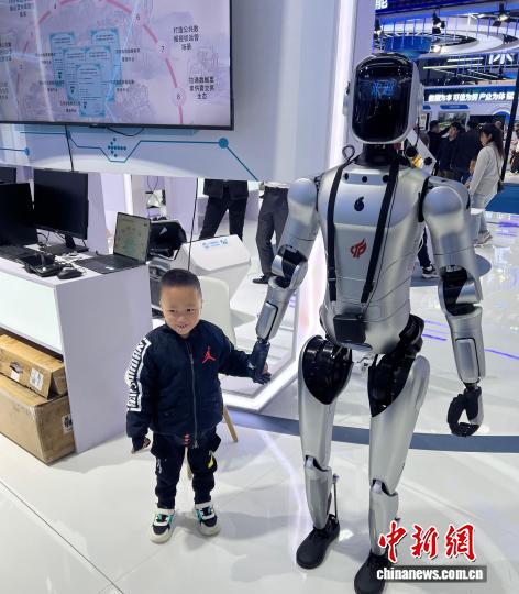 数博会讲解机器人与儿童互动
