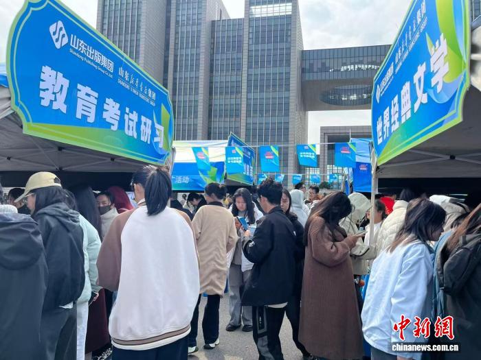 大学校园优惠购书展示展销现场