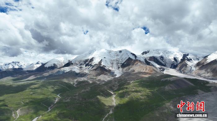 青海果洛阿尼玛卿雪山：五十年天路变迁与生态守护