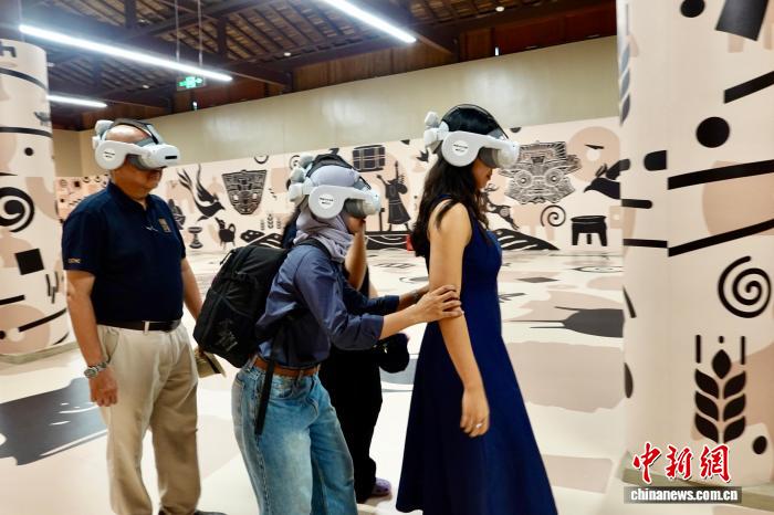 外籍嘉宾体验良渚VR项目