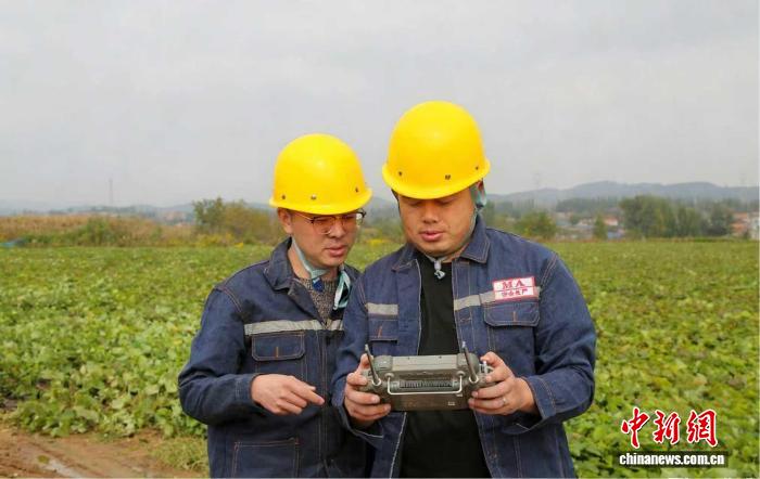 高平市农机抢收现场