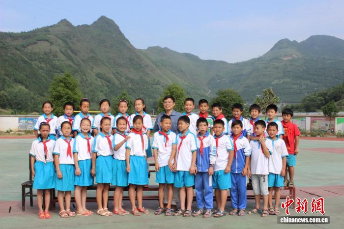 “支教爷爷”万维明：十年黔东行 大爱映白发