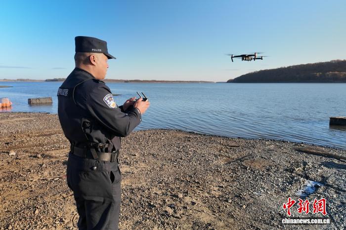 双鸭山边境管理支队民警用无人机巡视乌苏里江