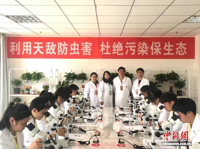 七年磨一剑：职教教师“以虫治虫”创新助农新模式