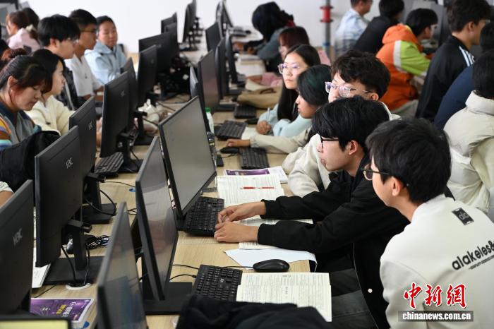 内蒙古高校人工智能专业成热门 青年学子逐梦科技前沿