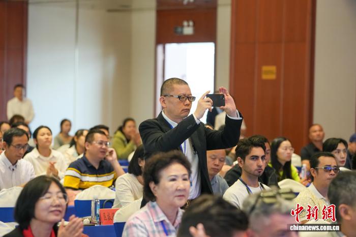 媒体代表拍摄记录活动启动仪式