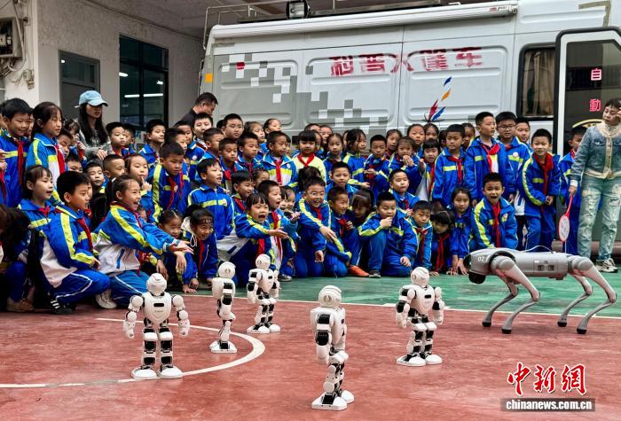 2025年‘流动科学课’第四站：人工智能科普走进黔东南