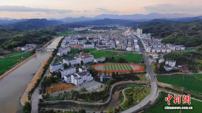 （乡村行·看振兴）福建泰宁：渔港废壳“远嫁”山乡 碱化沃土催生金色稻浪