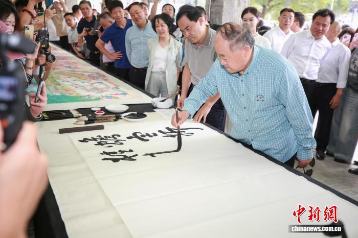 莫言领衔十余位文艺名家齐聚惠州 共启古榕文学村新篇章