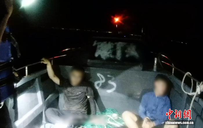 可疑快艇海上偷渡 广西防城港海警局追击抓获