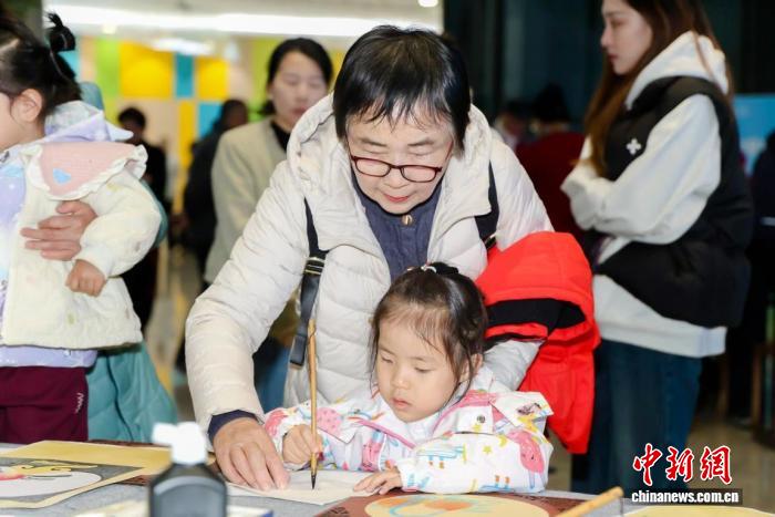 “老小齐相聚，银龄绘新篇”——宋庆龄青少中心“敬老月”主题日活动举办