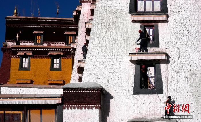 西藏布达拉宫年度粉刷盛况：民众游客共参与守护文化遗产
