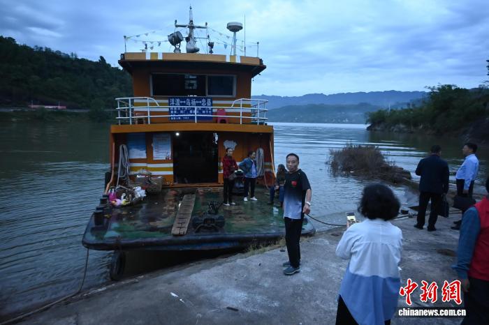 重庆三峡库区‘背篓轮渡’：网红船推动乡村经济新发展