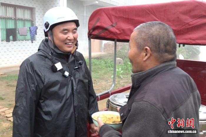 庞富强为老人送餐