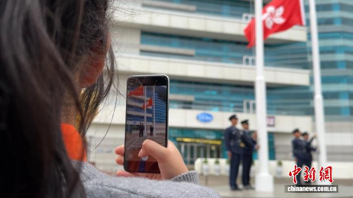 甘肃学子在香港金紫荆广场观看升旗仪式